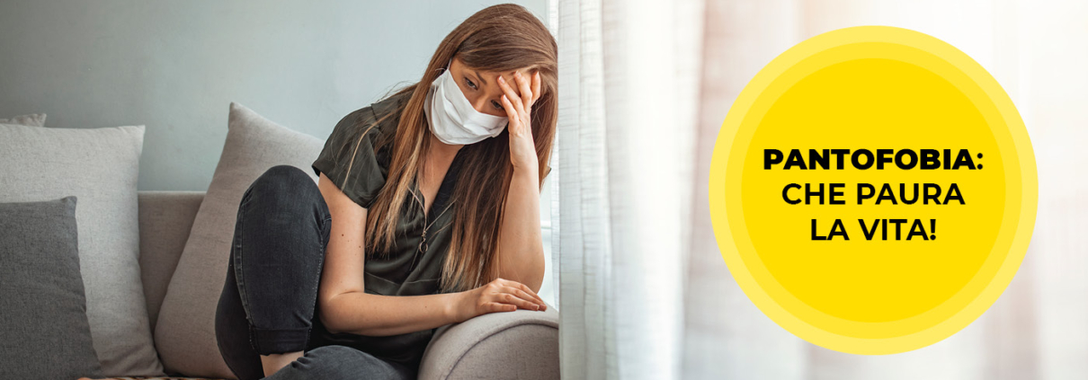 Donna con una mascherina afflitta da Pantofobia