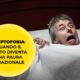uomo che soffre di cleptofobia terrorizzato a letto